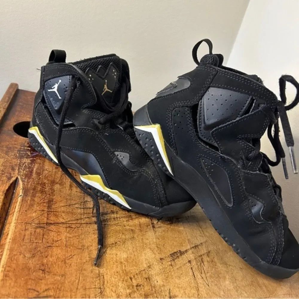 Air Jordan Black True Flight High Top Sneakers youth 2.5 fair preworn condition